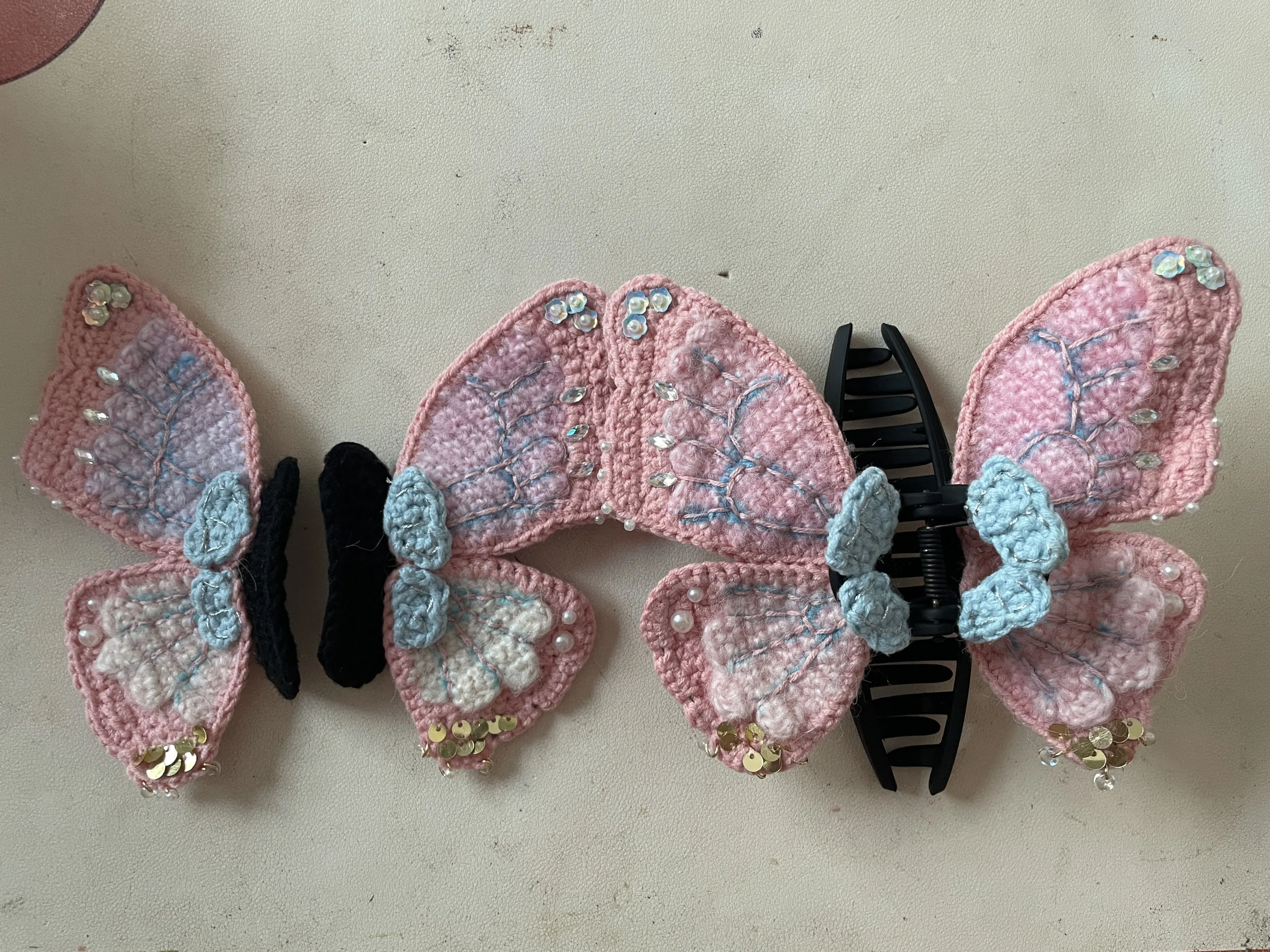 蝴蝶抓夹改良了一对蝴蝶对夹。, a crochet project shared by 程包包、💁