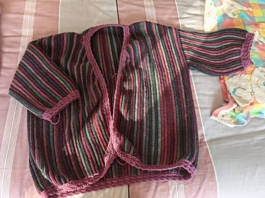 主体勾好是平展的有点偏大，勾完边卷了哈哈，但是大小正好了，开心😊, a crochet project shared by 岳