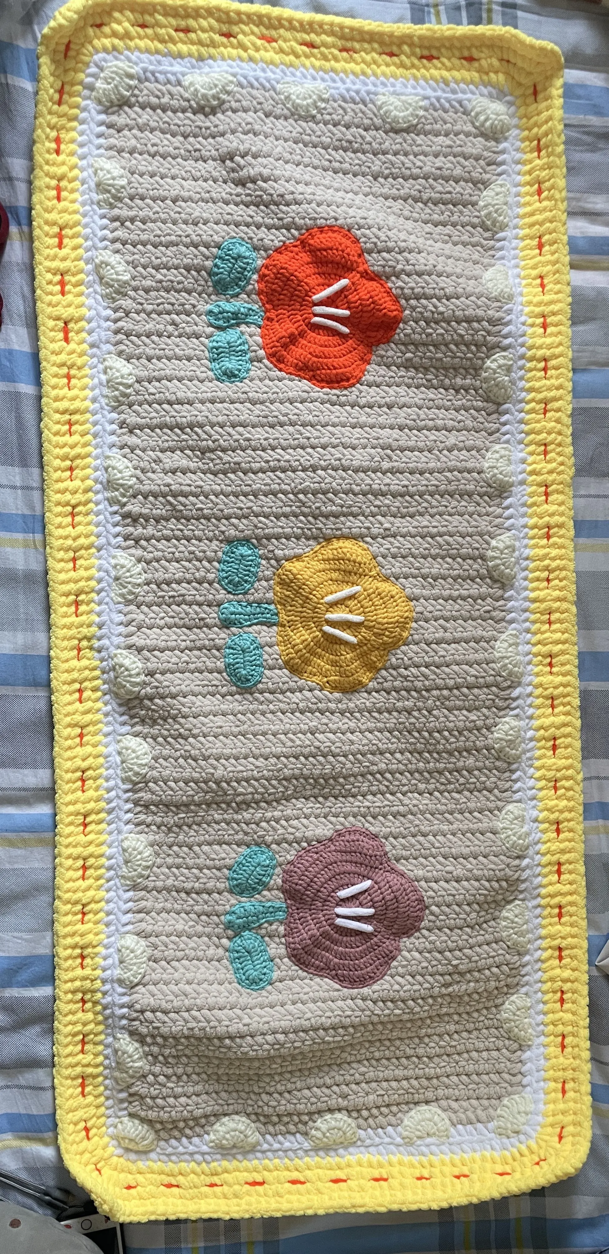 嘿嘿，长款的坐垫加大啦，等搬家放新沙发上～, a crochet project shared by 拖延症治疗饼(:3_ヽ)_