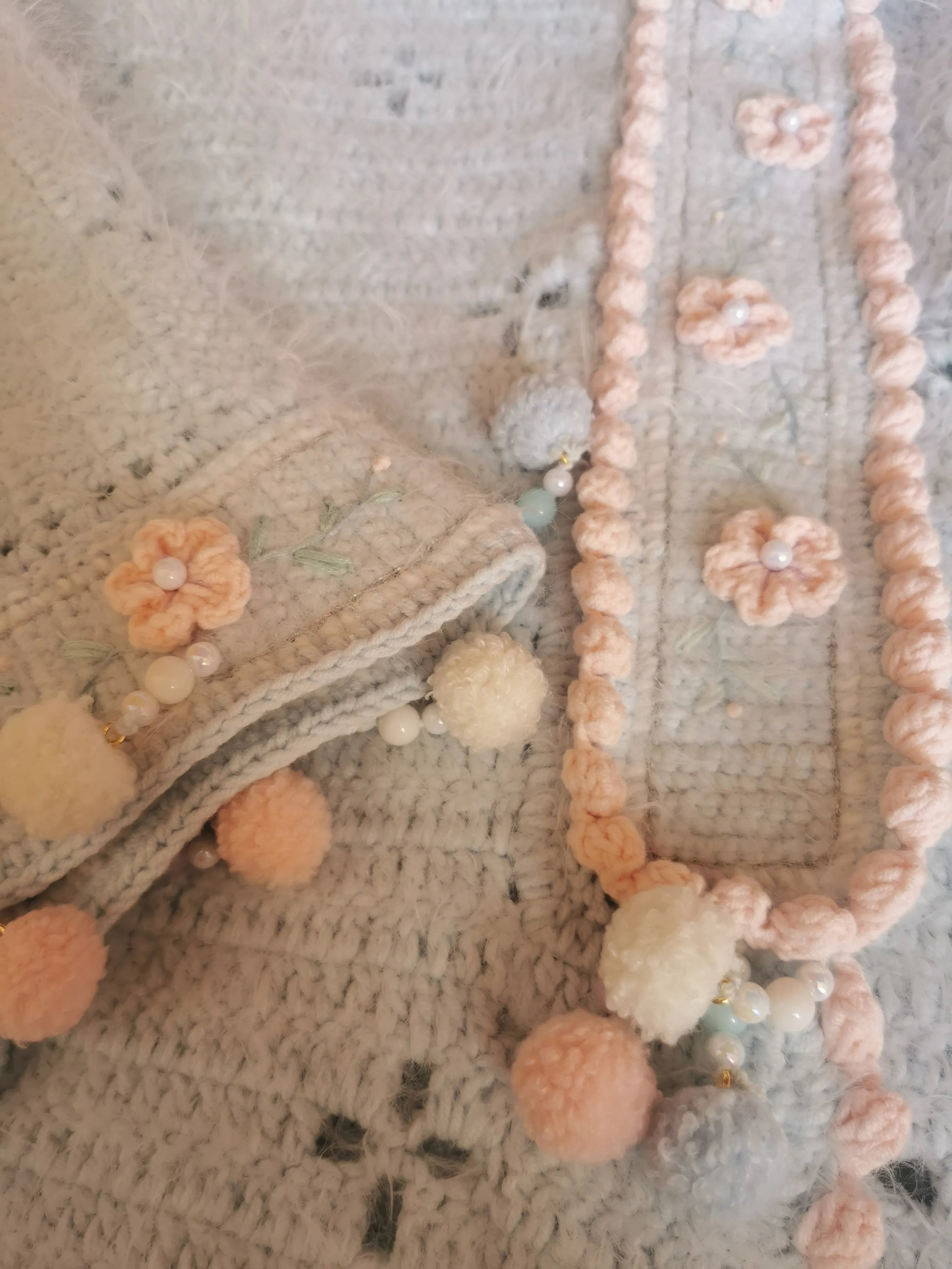 第一件钩的衣服虽然手松宽宽大大的，但还是有满满的成就感，装饰部分换线太麻烦了就钩了小花代替。, photo 1