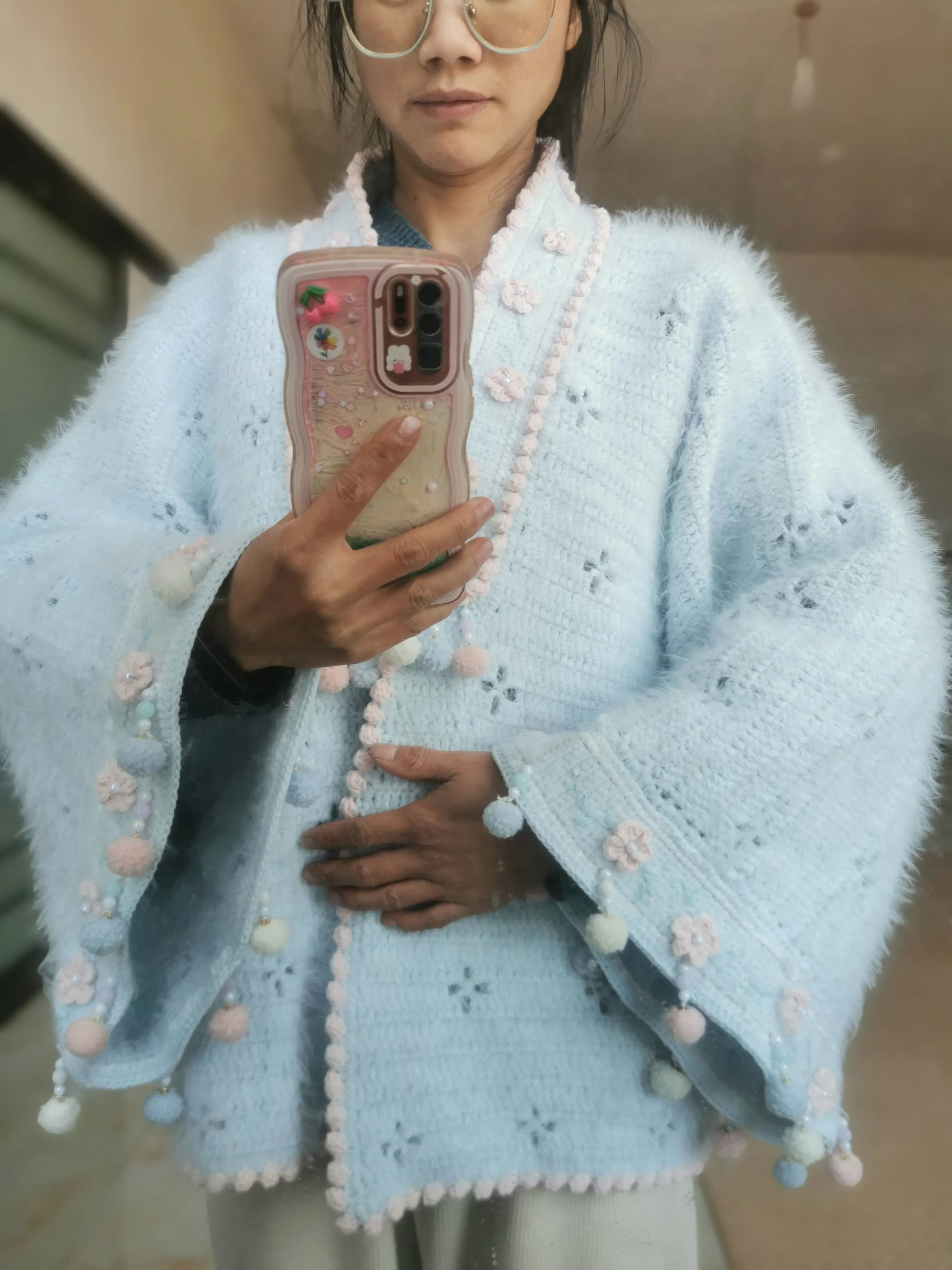 第一件钩的衣服虽然手松宽宽大大的,但还是有满满的成就感,装饰部分换线太麻烦了就钩了小花代替。, a crochet project shared by 小可乐