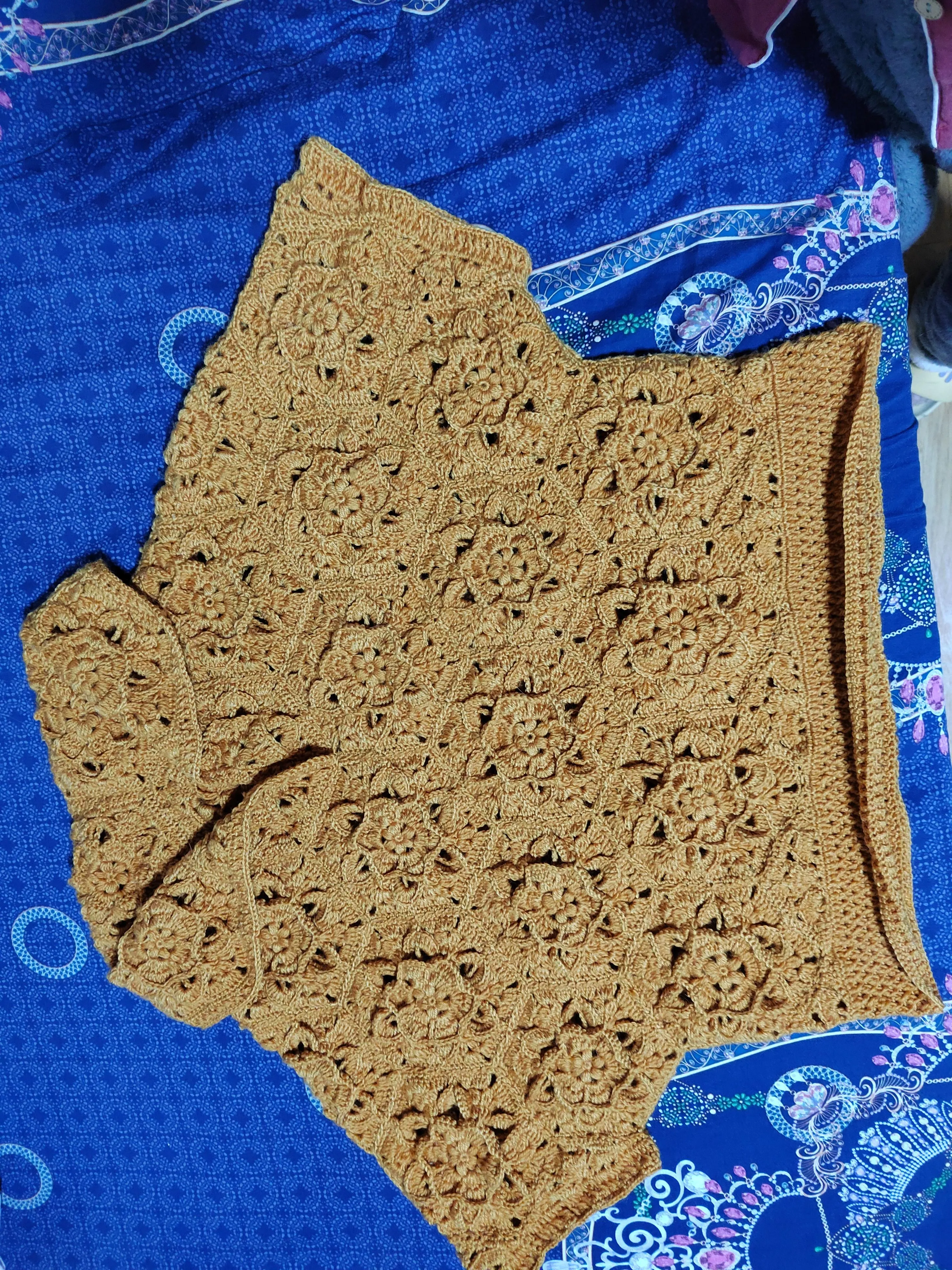 流星拼花罩杉，帽子处卡了，自己做了调整。, a crochet project shared by 沉默是金