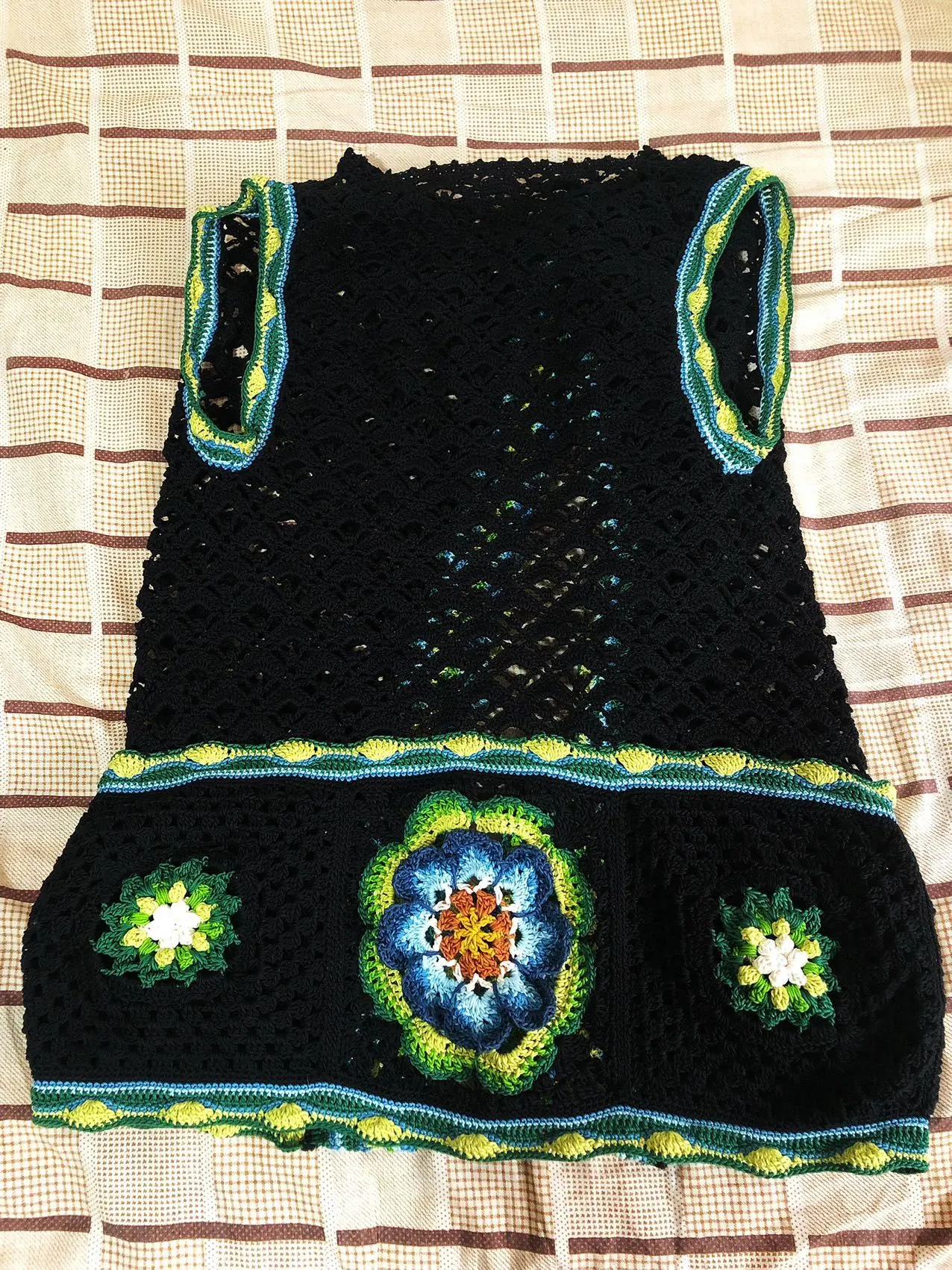 实在不想钩了改成背心了，也好看, a crochet project shared by   黎 