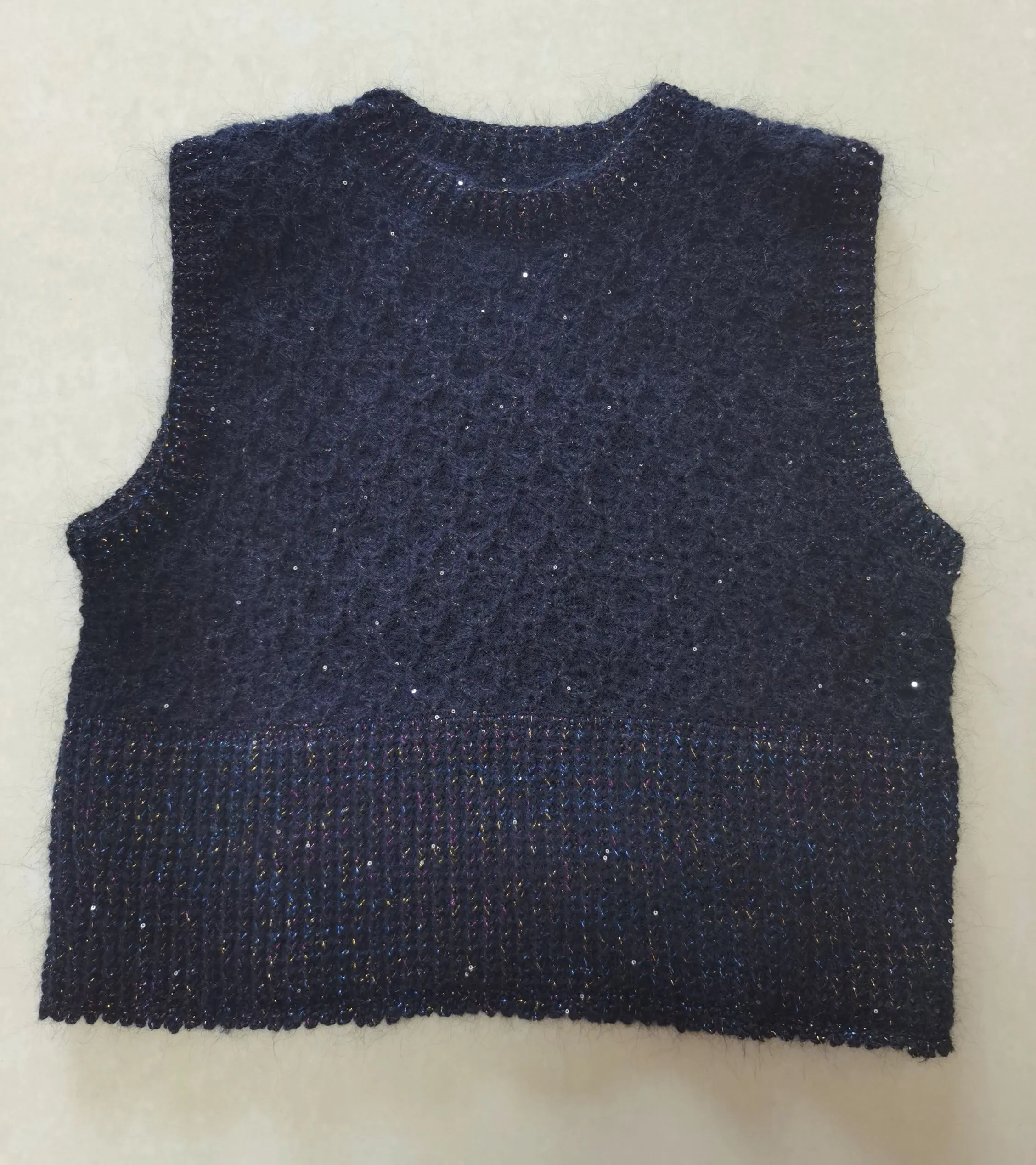 深色可还行，显瘦，就是花纹不明显, a crochet project shared by 游泳