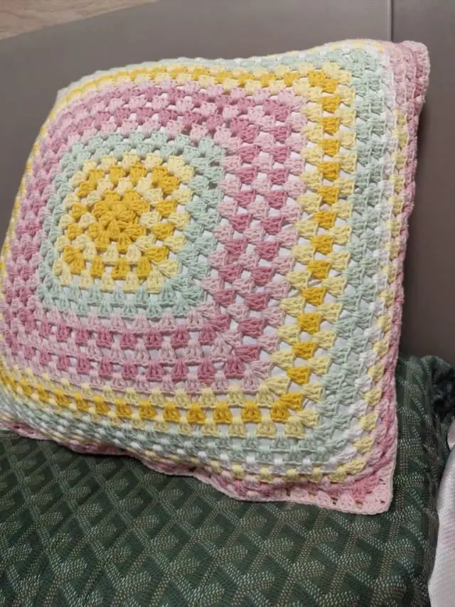 缤果抱枕,内胆买大了一点, a crochet project shared by 钱和菲