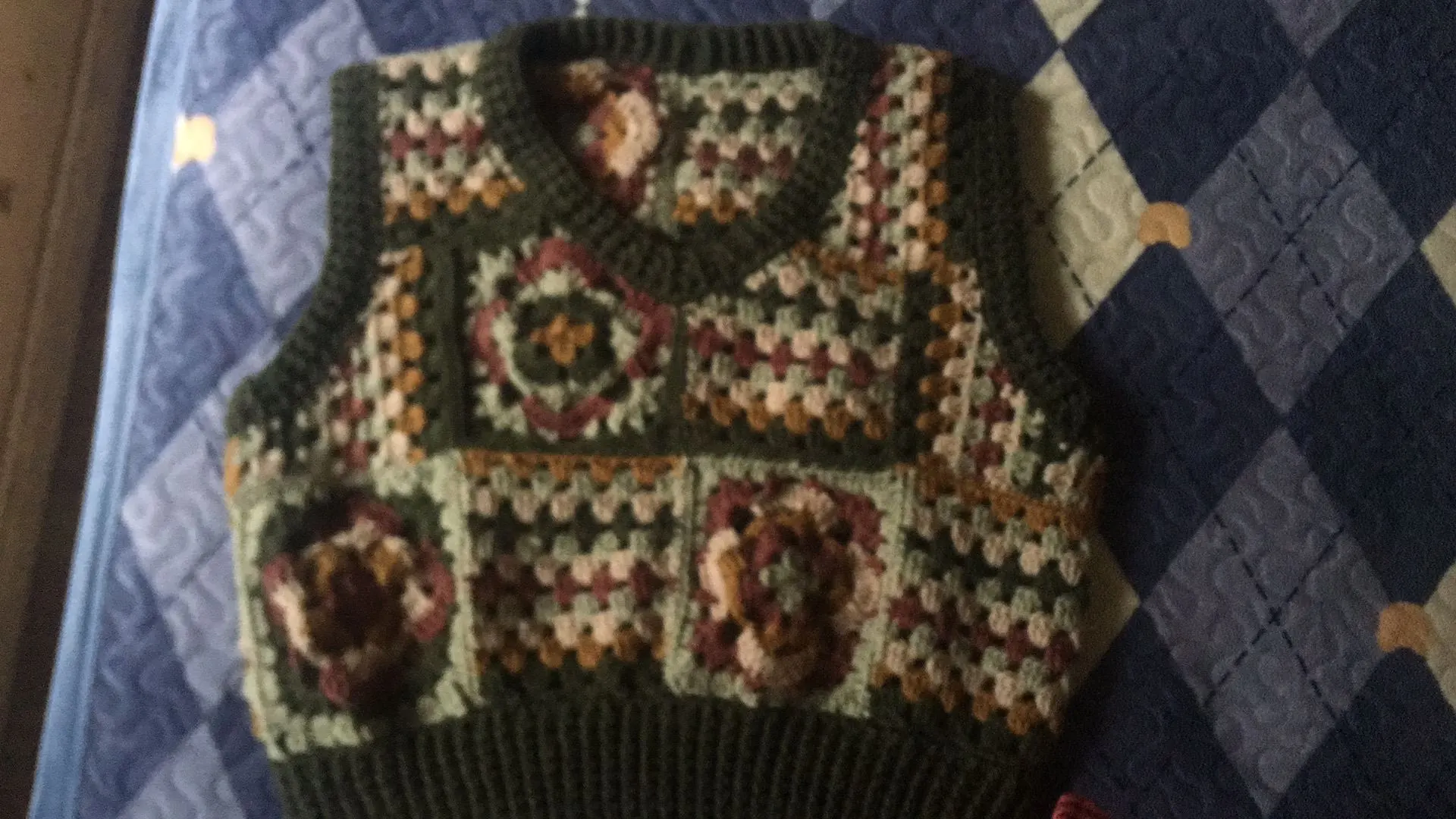 平铺胸围54厘米,衣长52厘米。正身5.0钩针,领袖底边4.5钩针。, a crochet project shared by 格格巫2126