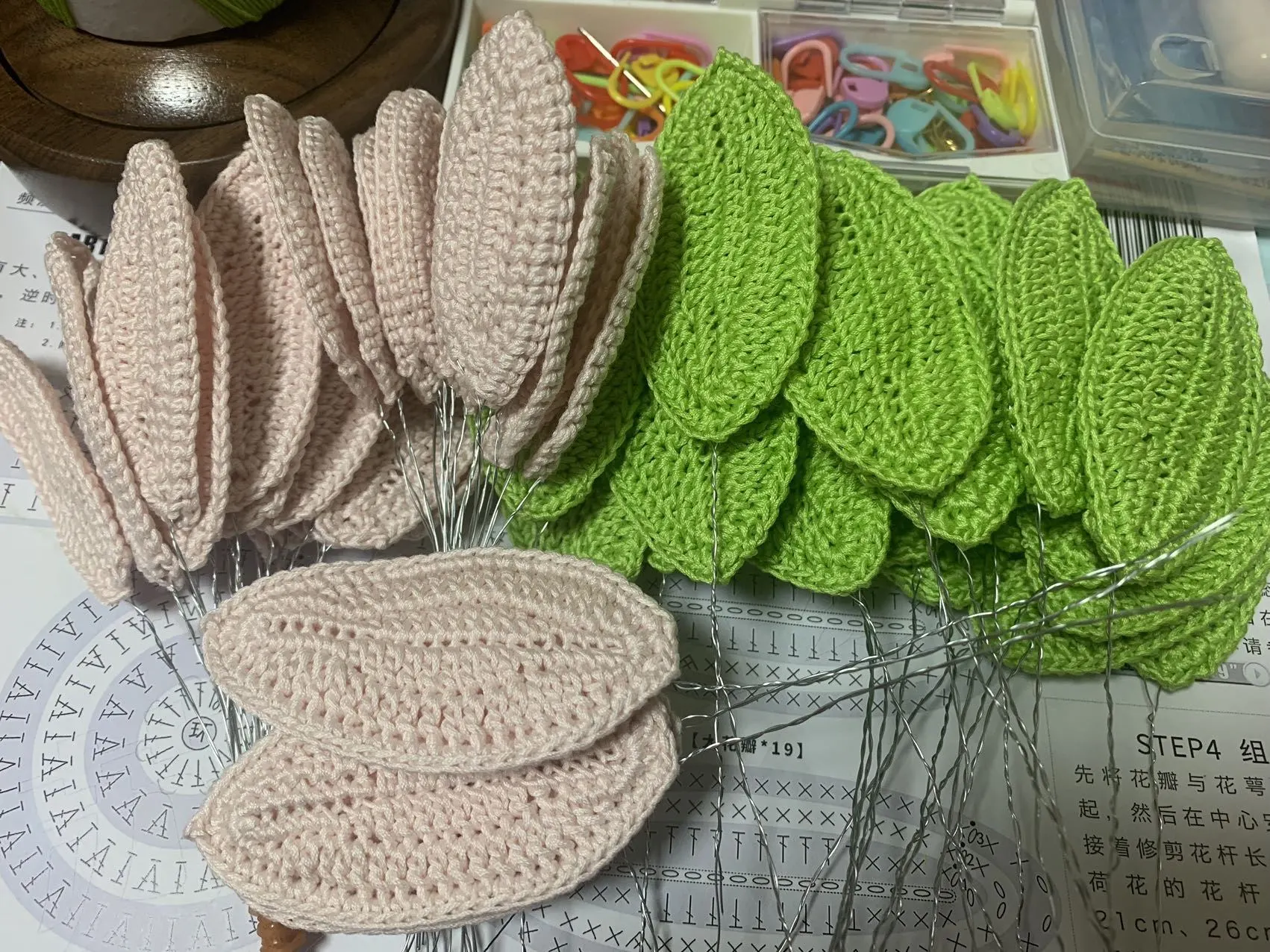钩针荷花盆景(成品忘拍了🥶), a crochet project shared by 🐾汗脚脚🍻匪憨憨🌱