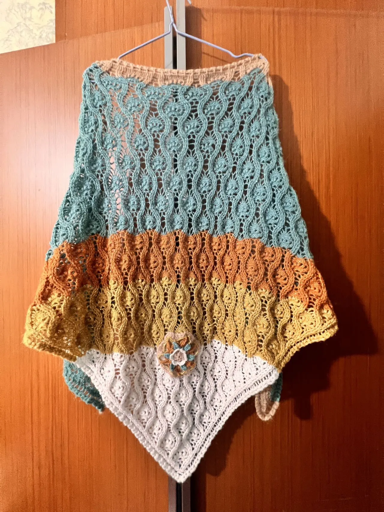 家里剩余线材 做了一个五颜六色款。, a crochet project shared by Cassie