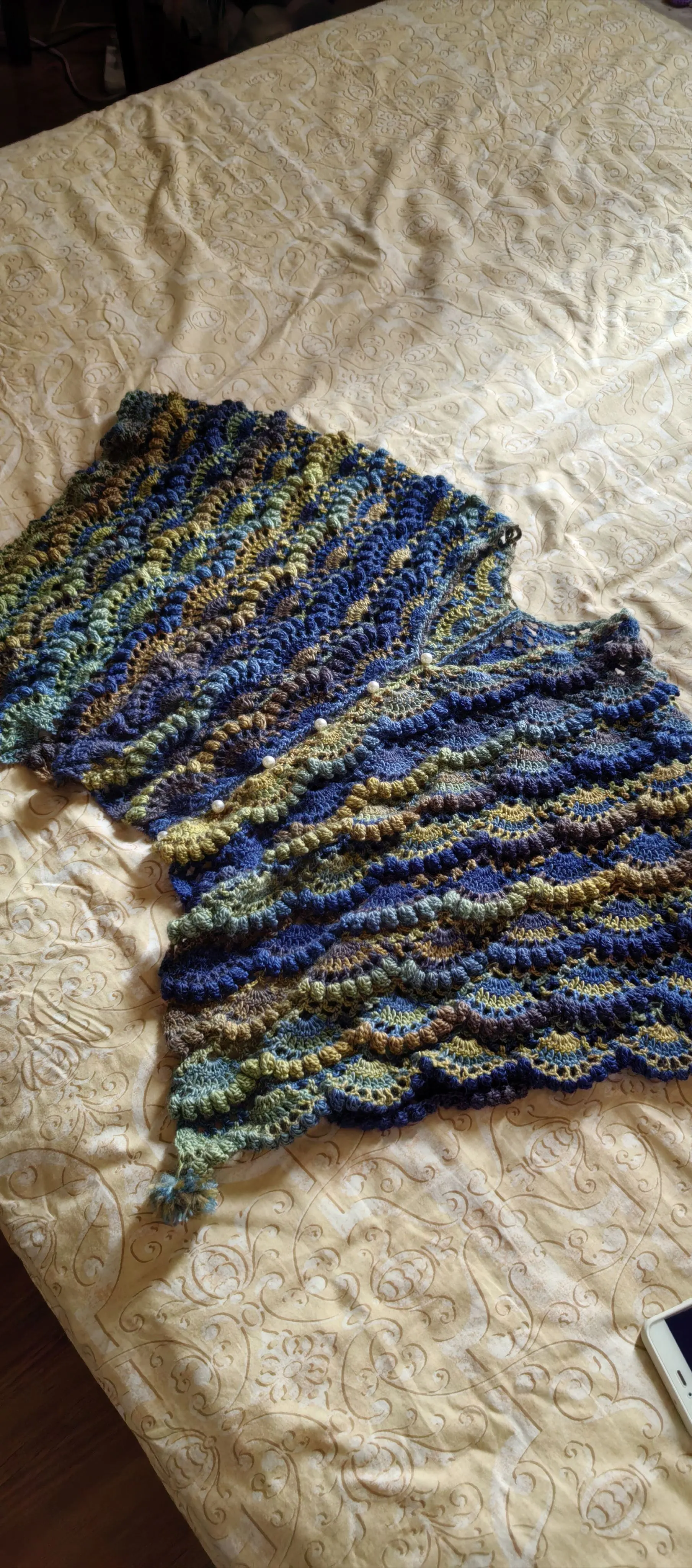 用贵夫人披肩的线材钩的，稍稍短了，可以再加4个花长短就合适了。, a crochet project shared by 阿柯