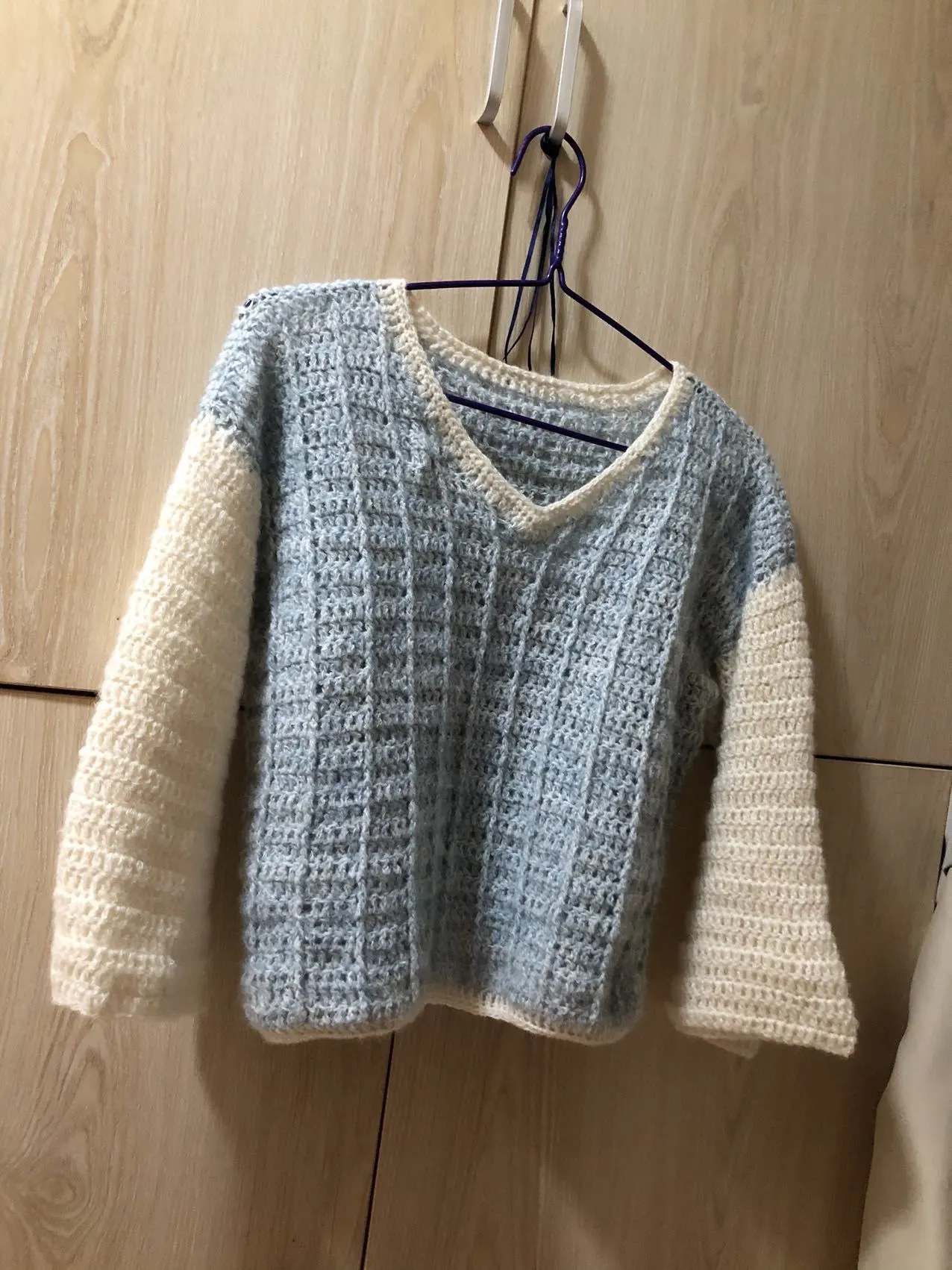 第一次弄衣服，用自己的线，衣袖没钩边🤣不难弄，成品有点潦草，但潦草是我的问题，不是教程的问题, a crochet project shared by 喵