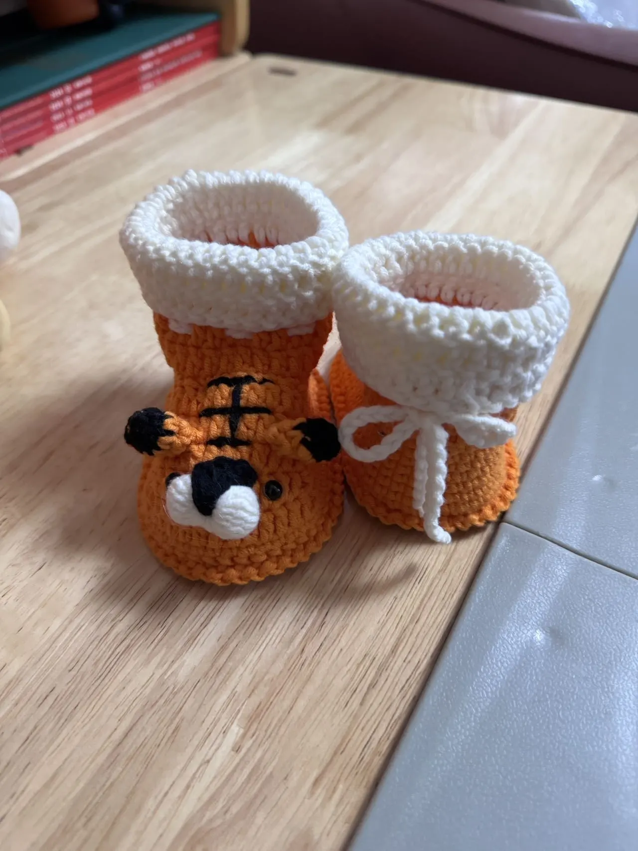 萌虎小套装完成，给朋友即将出生的宝宝钩的。, a crochet project shared by 果宝金豆