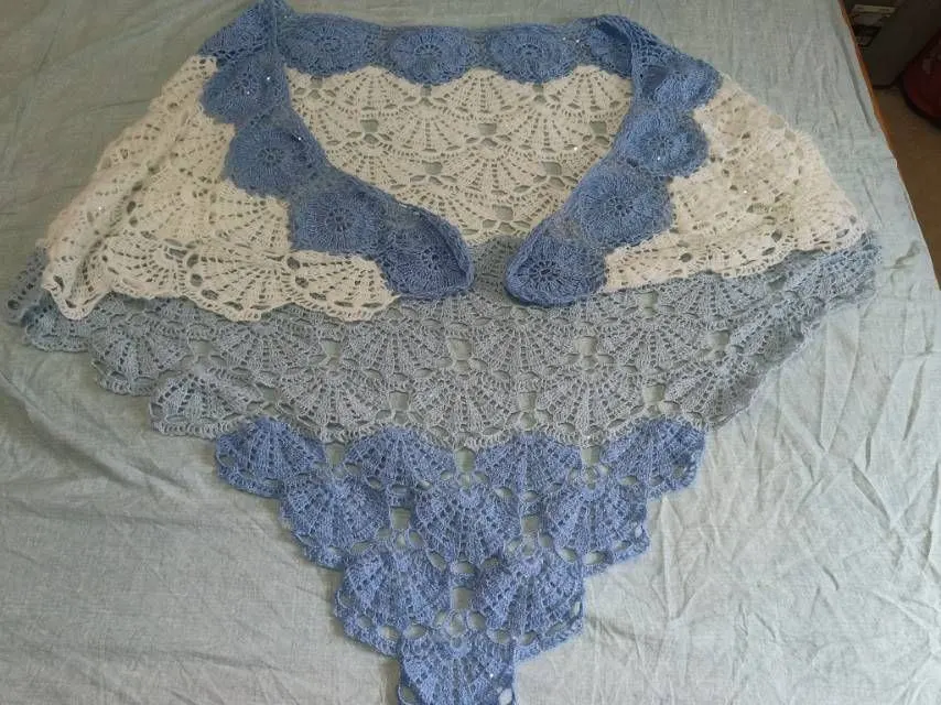 贝彩披肩, a crochet project shared by 飞鱼