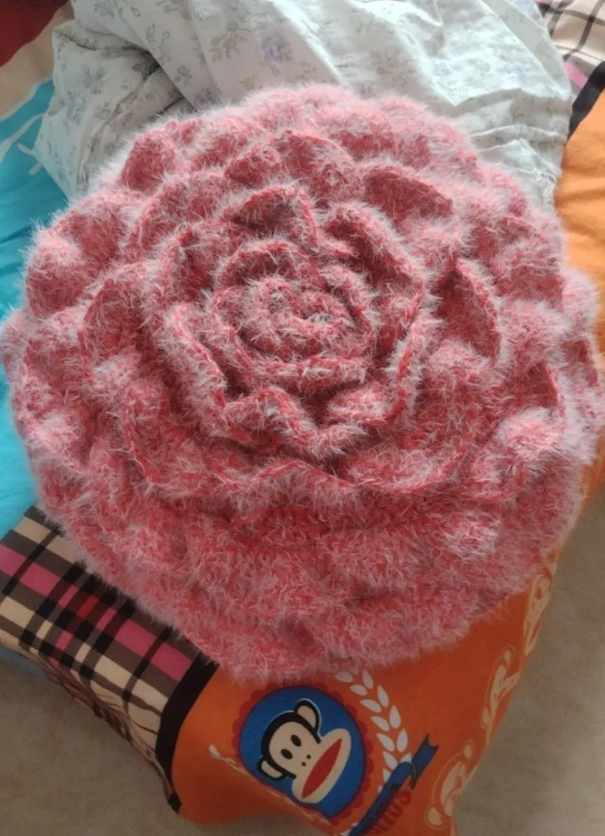 山茶花抱枕, a crochet project shared by 舒舒