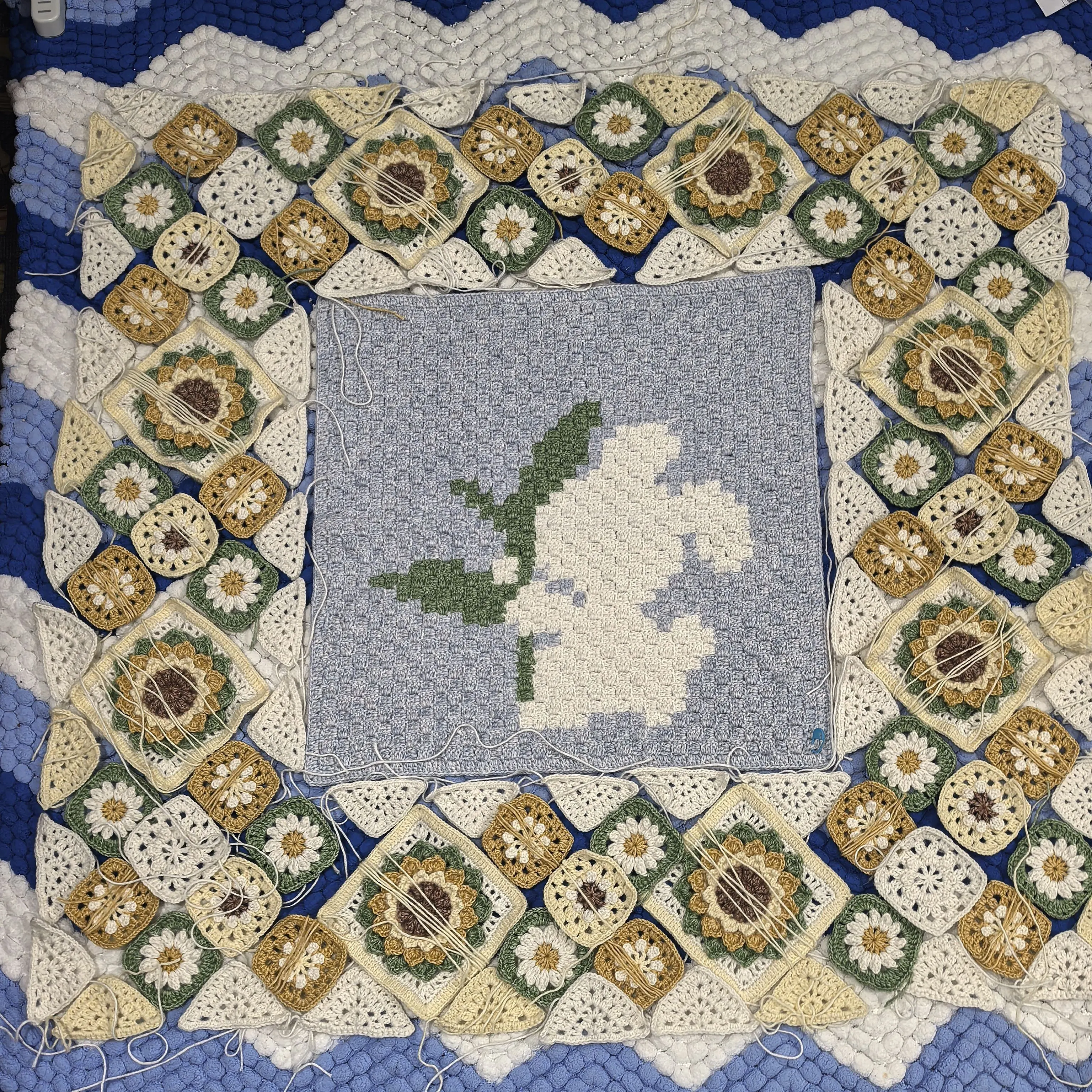 花片钩完了,不知道从哪里缝合好了, a crochet project shared by VV
