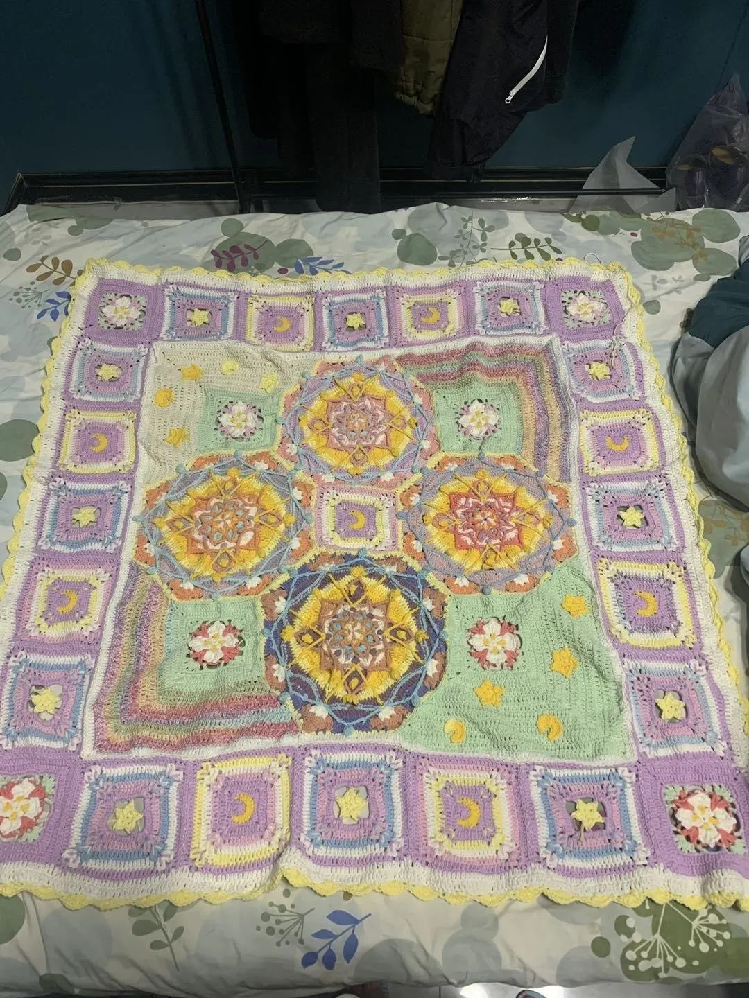 旅行中完成的歪歪扭扭毯子, a crochet project shared by Roxane