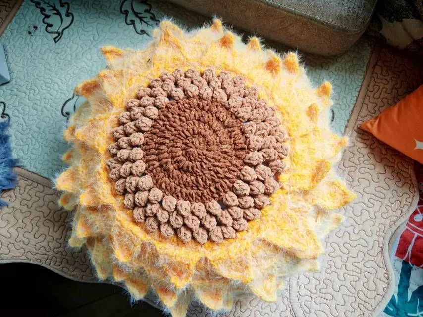 可爱的向日葵抱枕, a crochet project shared by KKฅ.。oଘ(遂顺安康)੭*