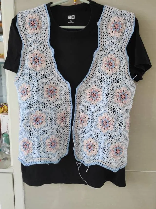今天终于算完成了!改了马甲,不错不错, a crochet project shared by YA 🥔