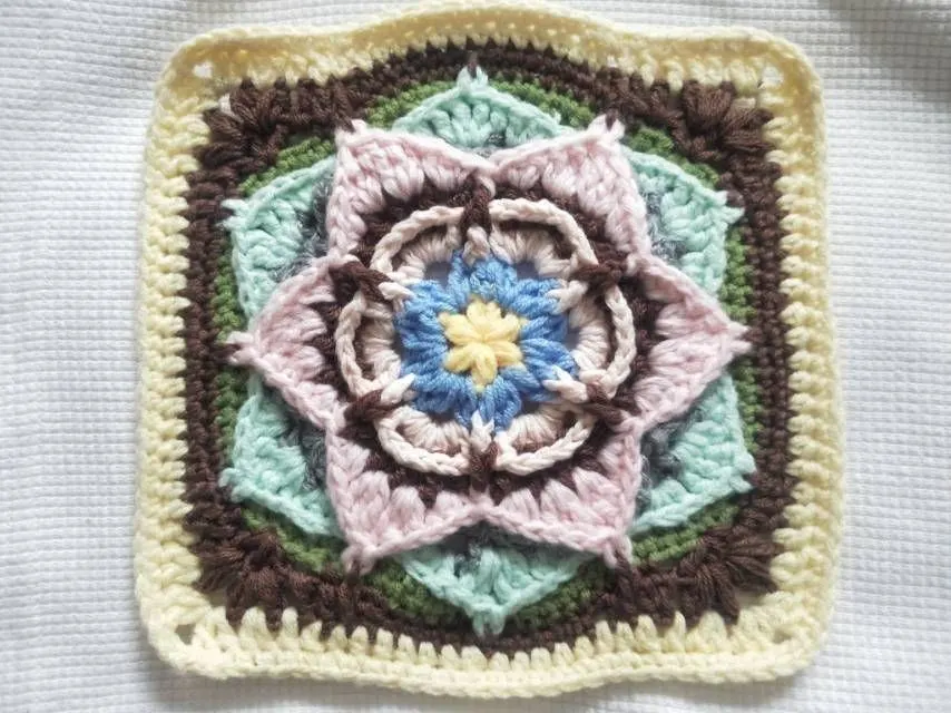 抱枕花片, a crochet project shared by 斑澜