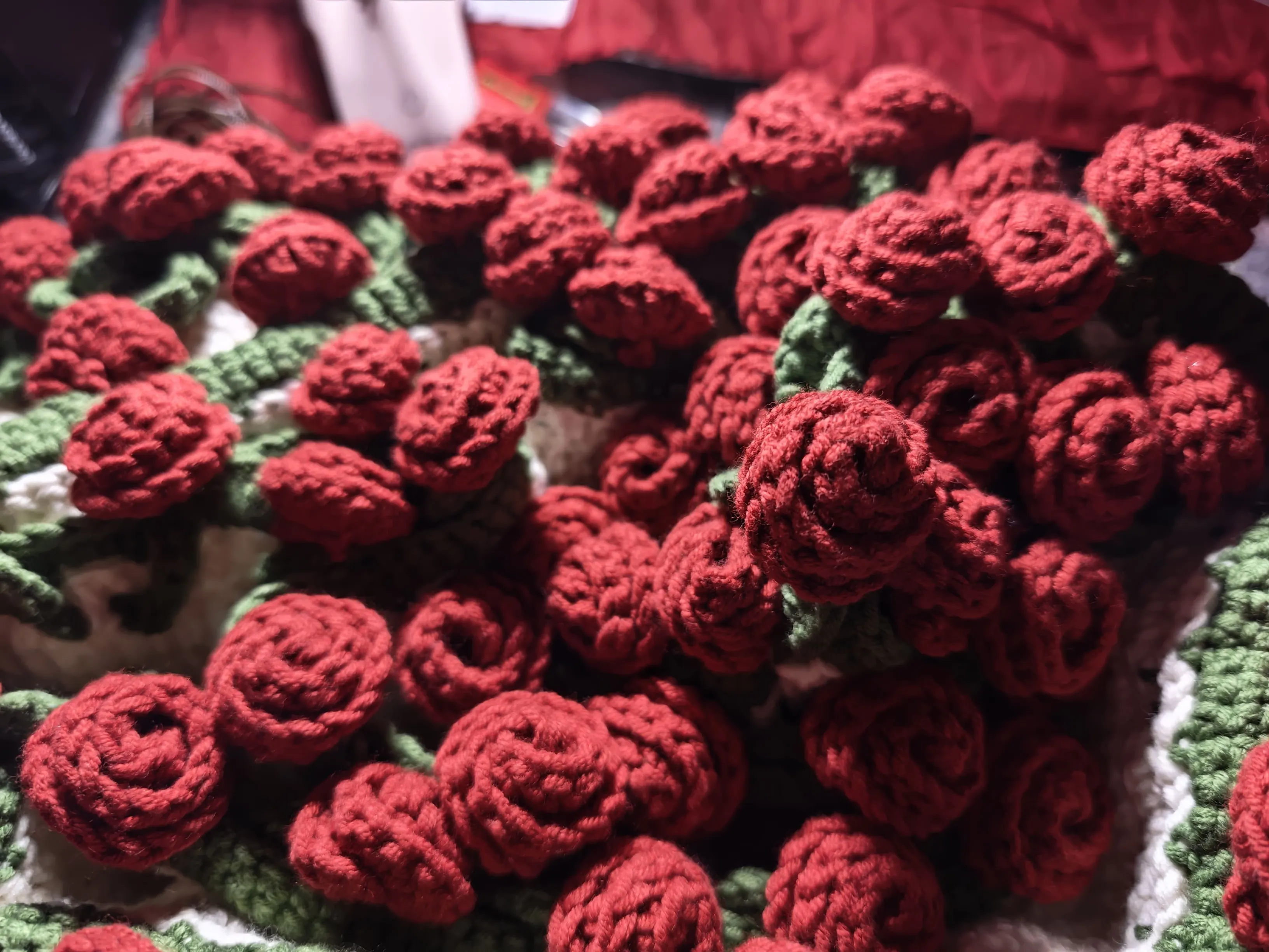 玫瑰花毯完工,抱手上份量还挺重, a crochet project shared by 捡捡捡灰灰
