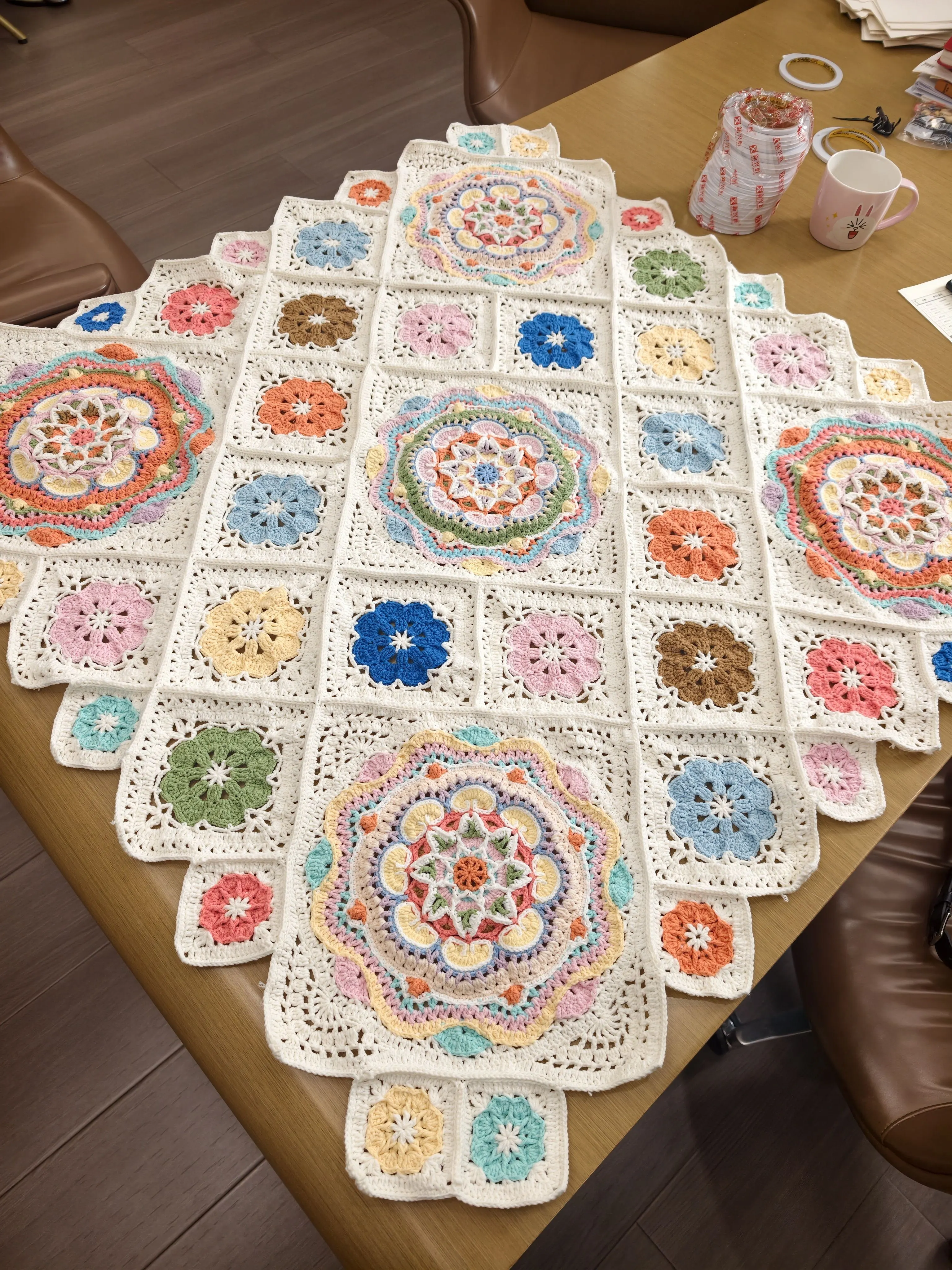 一针一线，把细碎时光织进花毯里🌼
曼陀罗祖母方格，慢下来的手工浪漫, a crochet project shared by Community maker