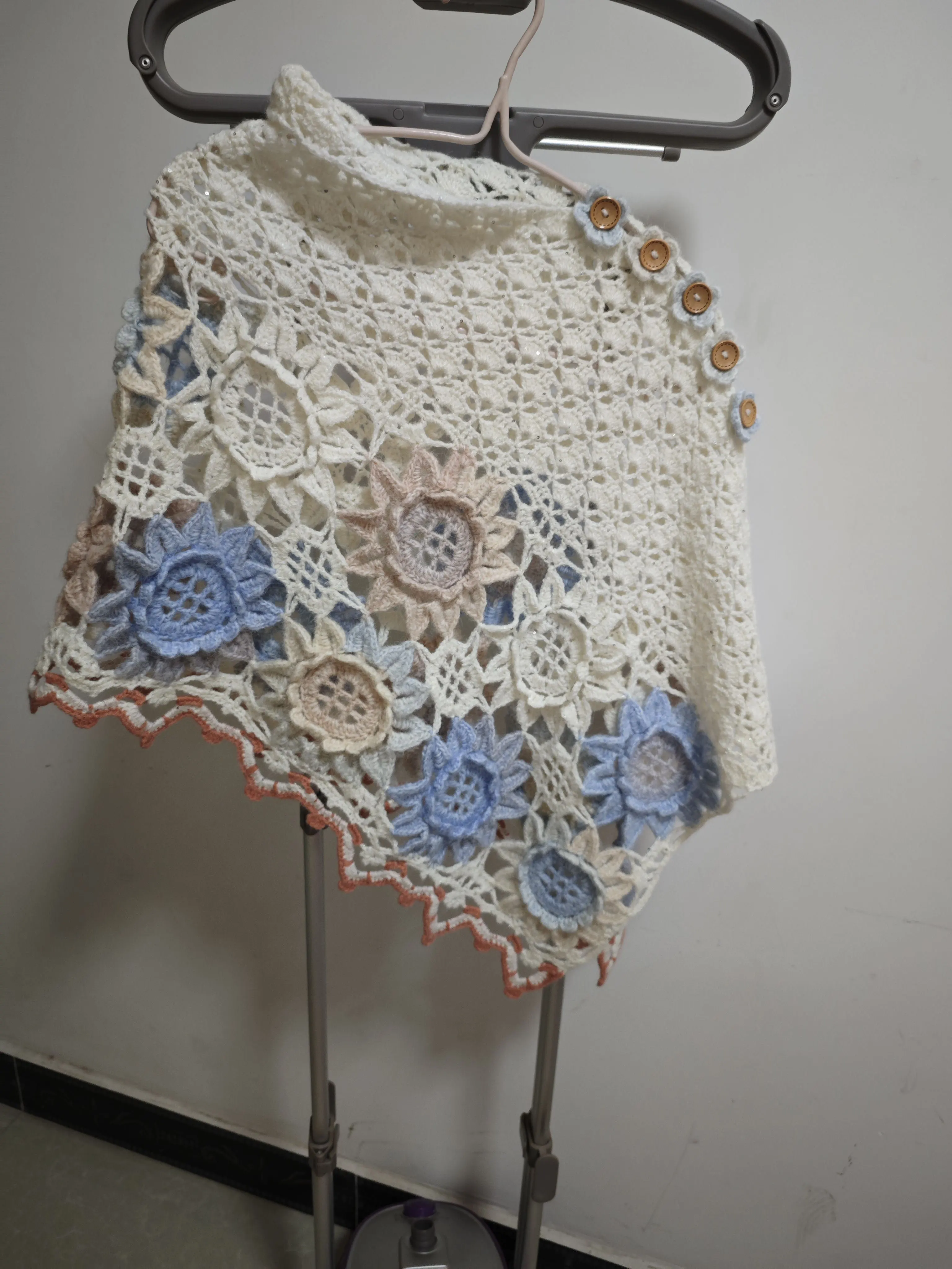 向阳花披肩, a crochet project shared by Community maker