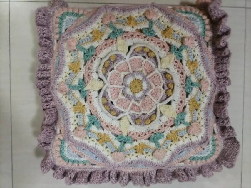 玫瑰抱枕, a crochet project shared by Mandy