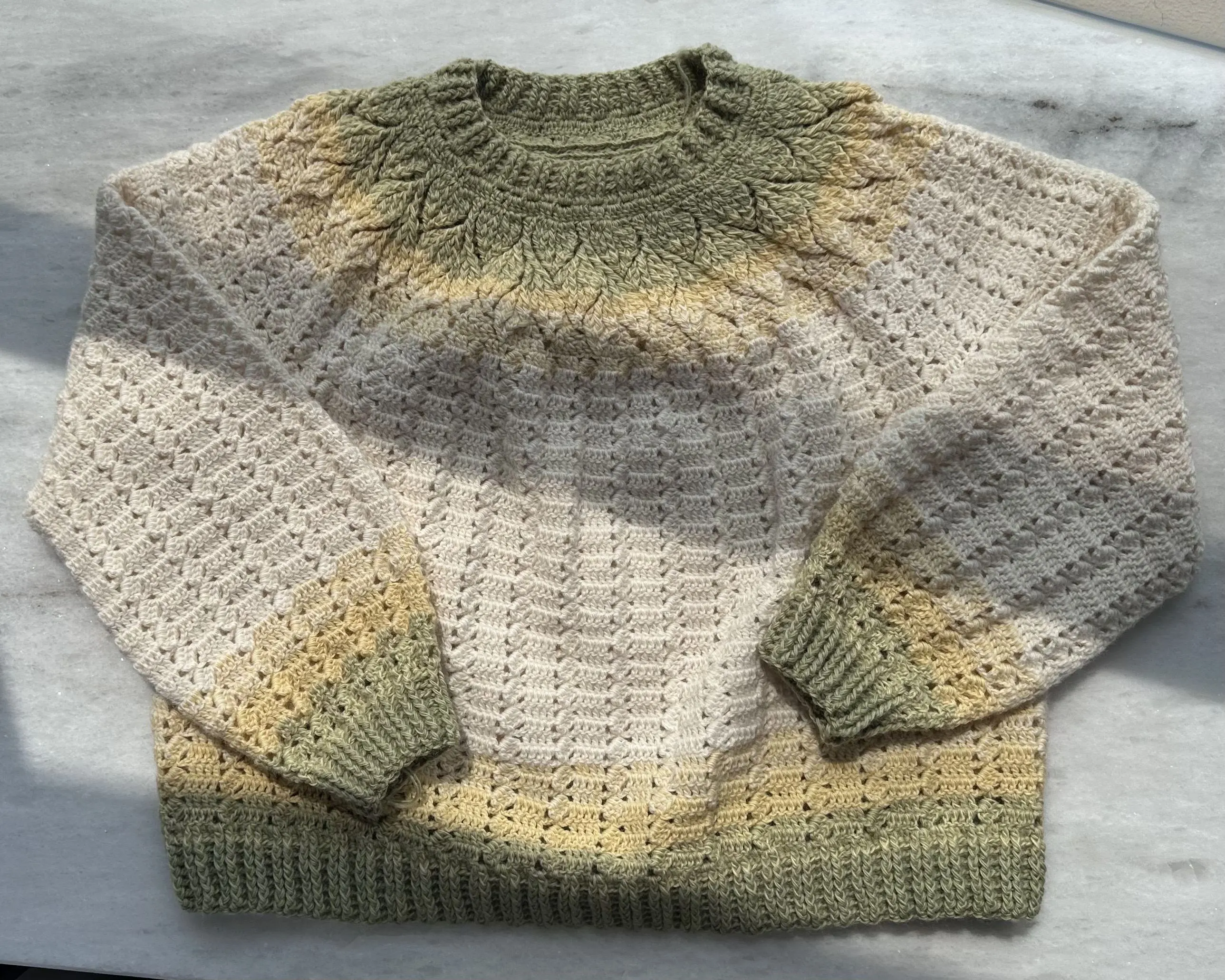 第一次钩有袖子的衣服，开心😁, a crochet project shared by coco