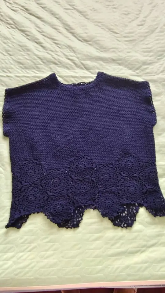 自己做的第一件衣服，用的3号蕾丝线，用了11团线，勾出来挺有重量。如果按照教程来3号蕾丝勾出来太肥了，下摆的花片我减了几个，个人觉得还是5号蕾丝线比较合适。, a crochet project shared by 兔兔
