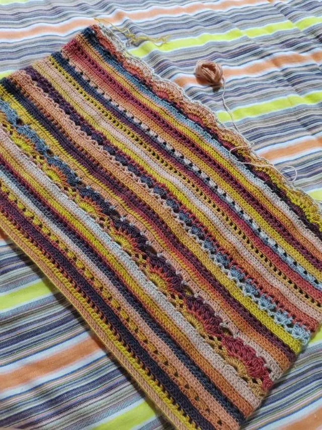 自己一件 女儿一件, a crochet project shared by 我用3.0勾了几圈看太肥赶紧拆了换2.5的