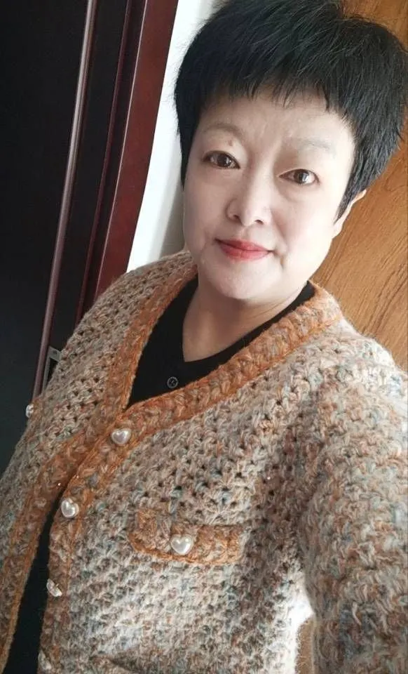 完美收官！
从​一团毛线到一件成衣，
一针一线，一钩一织，
藏着数不清的闲暇时光
像是在与内心深处的, a crochet project shared by 足够好丽姐