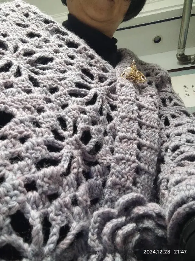 本来是那个披肩，可惜边拆了无数次，只能是这种款式咯, a crochet project shared by 小李子