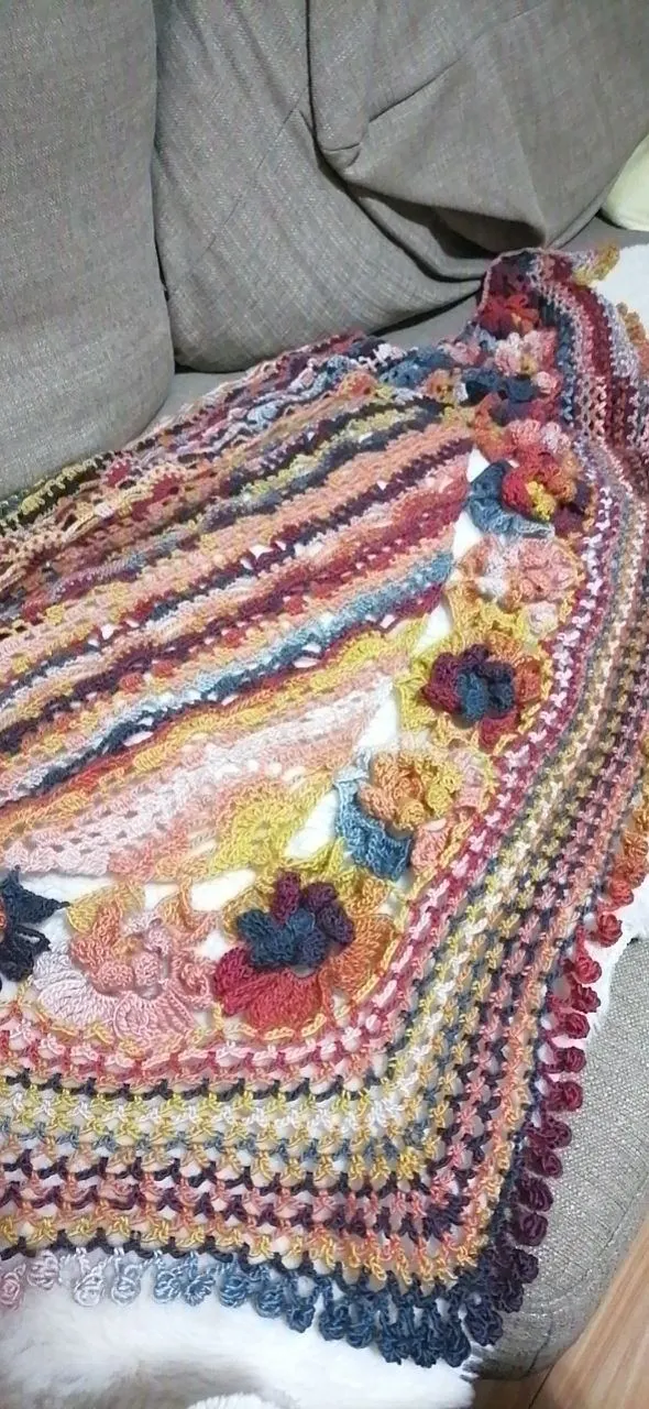 初晓的渐晚芙蓉披肩,每一朵花🌸都令人沉醉。, a crochet project shared by 竹竹